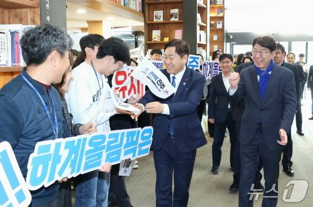 김관영 전북도지사가 7일 오후 새해 시군 방문 첫 일정으로 전주시청을 찾았다.(전주시 제공, 재판매 및 DB 금지)/뉴스1
