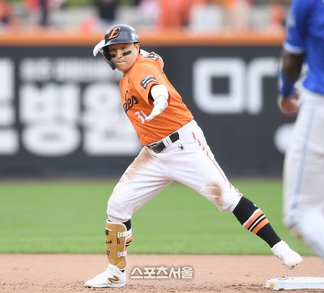 한화 손아섭이 18일 대전 한화생명볼파크에서 열린 2025 KBO 포스트시즌 플레이오프 1차전 삼성과 경기 6회말 무사2루 1타점 2루타를 친 후 환호하고 있다. 대전 | 최승섭기자 thunder@sportsseoul.com