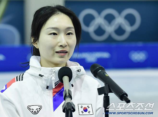 2026년 신년을 맞아 충북 진천 국가대표선수촌 훈련을 공개했다. 인터뷰하고 있는 밀라노코르티나 동계올림픽 쇼트트랙 대표팀 최민정. 진천=송정헌 기자songs@sportschosun.com/2025.12.23/