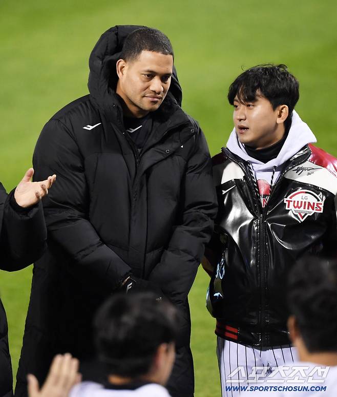 27일 잠실구장에서 열린 한국시리즈 2차전 LG 트윈스와 한화 이글스의 경기. LG 치리노스가 생각에 잠겨 있다. 잠실=박재만 기자 pjm@sportschosun.com/2025.10.27/