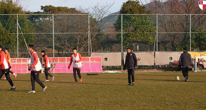 클럽하우스에서 훈련을 하고 있는 부산 선수단. 사진제공=부산 아이파크