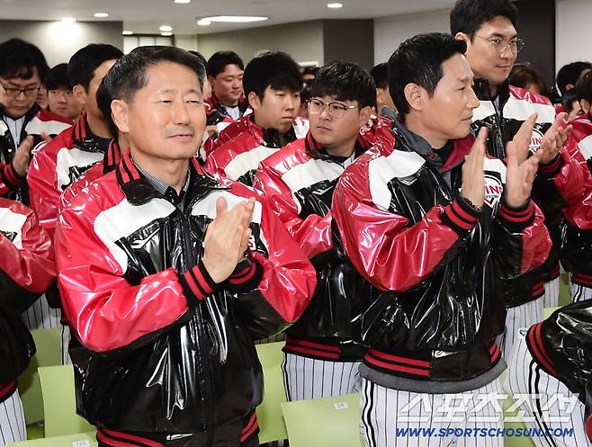 6일 오후 잠실야구장에서 프로야구 LG 트윈스 신년회가 열렸다. 신년회 참석한 LG 트윈스 김인석 대표, 염경엽 감독. 잠실=송정헌 기자songs@sportschosun.com/2026.01.06/