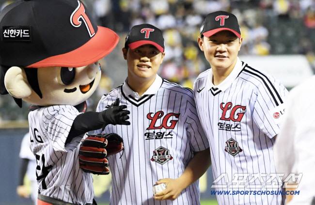 루키데이날 시구-시포로 나선 양우진(오른쪽)-박준성. 스포츠조선DB
