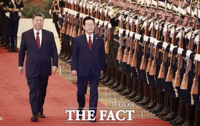 한중정상회담에서 이재명 대통령(오른쪽)과 시진핑 중국 국가주석이 북한과의 대화 재개 필요성에 공감대를 형성하면서 중국의 역할론이 다시 수면 위로 떠올랐다. 사진은 중국을 국빈 방문 중인 이 대통령이 지난 5일 베이징 인민대회당에서 열린 공식환영식에서 시 주석과 의장대를 사열하고 있는 모습이다. /뉴시스