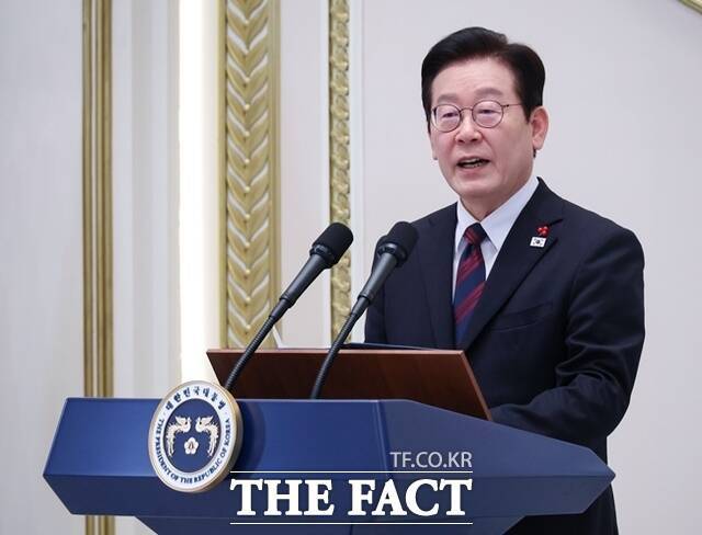 이재명 정부가 국내 건설사 해외 경쟁력 강화를 위해 전폭적인 지원에 나선다. 이재명 대통령이 지난 2일 청와대 영빈관에서 열린 2026년 신년인사회에서 신년사를 하고 있다. /청와대통신사진기자단·뉴시스