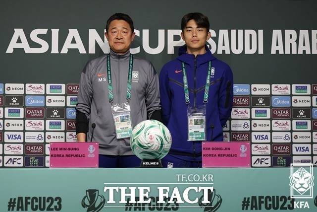한국 U23 대표팀의 이민성 감독(왼쪽)과 김동진이 7일 이란과 2026 AFC U-23 아시안컵 C조 1차전을 앞두고 가진 기자회견에서 선전을 다짐하고 있다./리야드=KFA