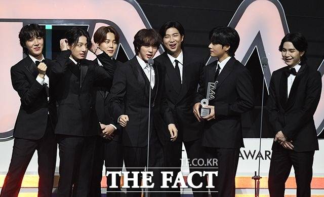 2022년 6월 발매된 방탄소년단의 '달려라 방탄'이 '월드 디지털 송 세일즈' 정상을 차지했다. 사진은 '2022 더팩트 뮤직 어워즈'에서 '팬앤스타 최다 득표상' 가수 부문을 수상한 뒤 소감을 말하고 있는 모습. /더팩트 DB