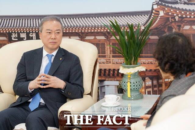 지난해 12월 31일 오전 전주시 덕진구 금암동 전북대학교 총장실에서 양오봉 총장이 <더팩트>와 대면 인터뷰를 하고 있다. /전주=김수홍 기자