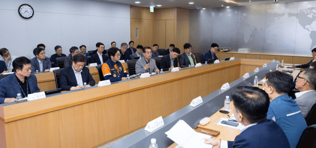 장인화 회장이 2025년 8월 포스코센터에서 열린 '그룹 안전 특별점검회의'에서 참석자들과 안전 혁신 방안에 대해 논의하고 있다. (사진=포스코홀딩스)