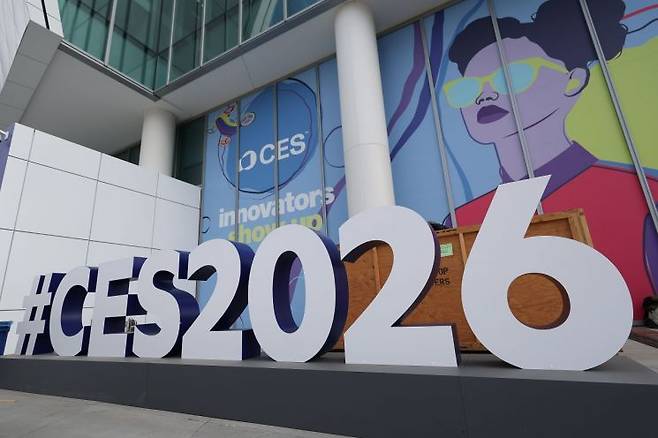 CES 2026 개막을 앞둔 5일(현지시간) 미국 네바다주 라스베이거스 컨벤션센터(LVCC)에 조형물이 설치돼 있다. 연합뉴스