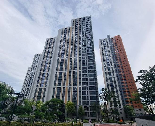 내구성 향상 페인트를 적용한 'e편한세상 시흥더블스퀘어' 단지 전경. DL이앤씨.