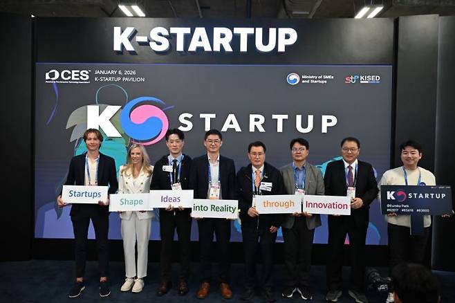 노용석 중소벤처기업부 제1차관(왼쪽에서 세 번째)이 6일(현지시간) 미국 라스베이거스에서 열린 국제전자제품박람회(CES) 2026 ‘K-스타트업 통합관 개관식’에서 참석자들과 기념 촬영을 하고 있다. 중기부