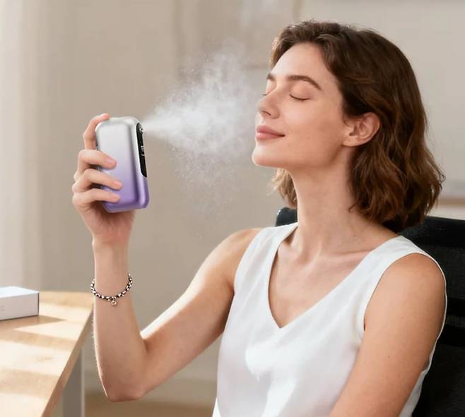 대만 스타트업 ‘아이뉴미’가 공개한 나노 하이드라 프로. AI가 얼굴의 상태나 얼굴과 기기 사이의 거리를 계산해 자동으로 수분이나 화장품을 분사한다./아이뉴미