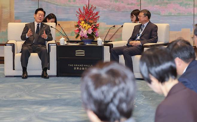 이재명 대통령이 6일 중국 상하이 세계회객청에서 만찬에 앞서 천지닝 상하이시 당 서기와 사전환담을 하고 있다. /연합뉴스