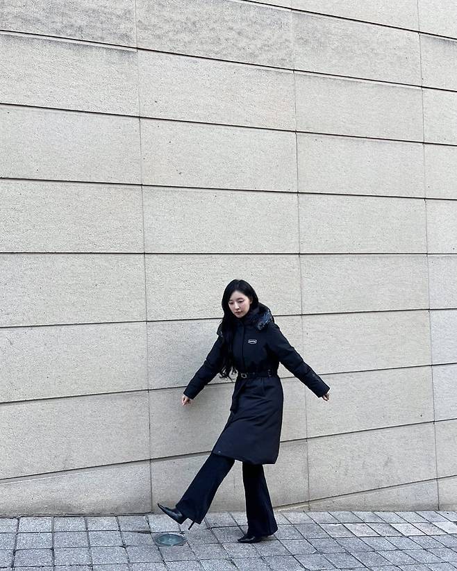롱패딩을 선택한 김지원. 인스타그램 @geewonii