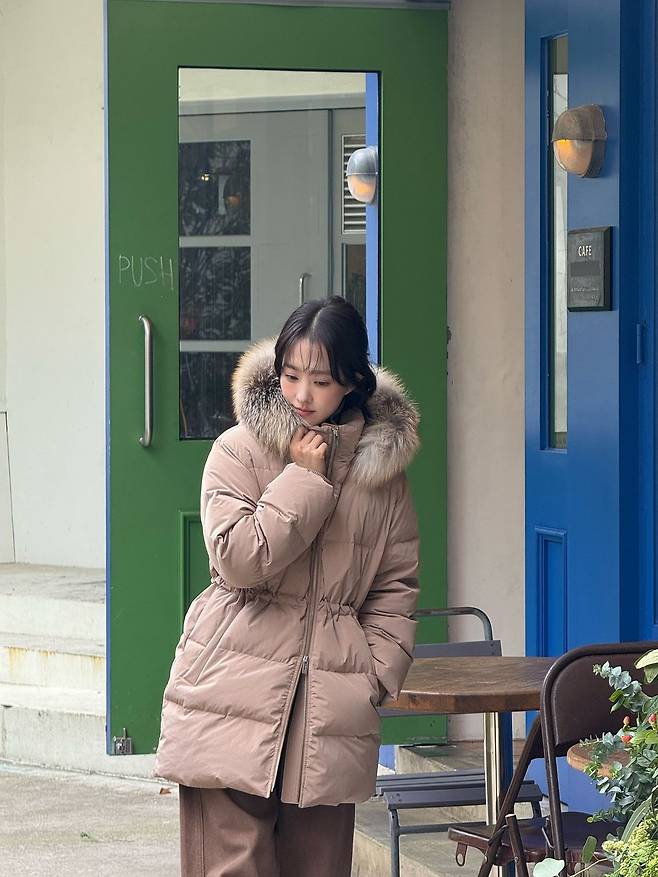 허리 밴딩 라인이 인상적인 박보영의 패딩. 인스타그램 @boyoung0212_official
