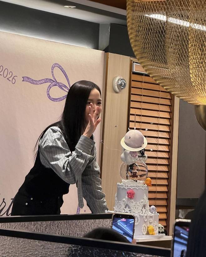 훠궈집에서 팬들과 함께 하는 생일 파티를 연 지수. 인스타그램 @sooyaaa__