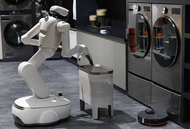 세계 최대 가전·정보기술(IT) 전시회 CES 2026을 앞둔 5일(현지시간) 미국 네바다주 라스베이거스 컨벤션센터(LVCC) LG전자 부스에서 홈 로봇 '클로이드'가 로봇청소기 경로를 열어주고 있다. ⓒ연합뉴스
