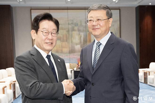중국을 국빈방문 중인 이재명 대통령이 6일 상하이 세계회객청에서 열린 천지닝 상하이시 당 서기 주최 만찬에 참석하며 천지닝 당 서기와 인사하고 있다. 2026.1.6 송은석 기자 silverstone@donga.com