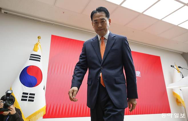 장동혁 국민의힘 대표가 7일 오전 서울 여의도 중앙당사에서 당 쇄신안을 발표와 12.3 비상계엄에 대한 사과를 마친 뒤 퇴장하고 있다. 박형기 기자 oneshot@donga.com