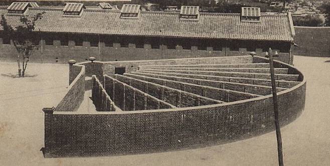 수감자 운동시설인 격벽장. 운동할 때 대화하거나 도주하는 것을 막으려고 부채꼴 모양의 격벽을 세워 감시했다. 
사진 출처 국립중앙도서관