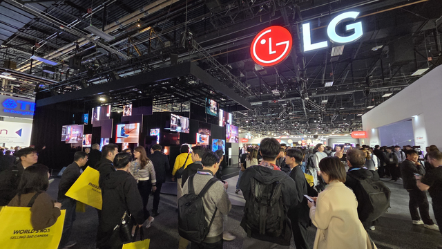 CES 2026이 미국 라스베이거스 컨벤션센터(LVCC)에서 6일(현지시간) 개막한 가운데 LG전자 부스 입구에 관람객들이 대거 입장하고 있다. 장우진 기자