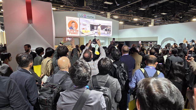 CES 2026이 미국 라스베이거스 컨벤션센터(LVCC)에서 6일(현지시간) 개막한 가운데 LG전자 부스에서 진행된 ‘LG 클로이드’ 시연에 다수 관람객들이 촬영을 하고 있다. 장우진 기자