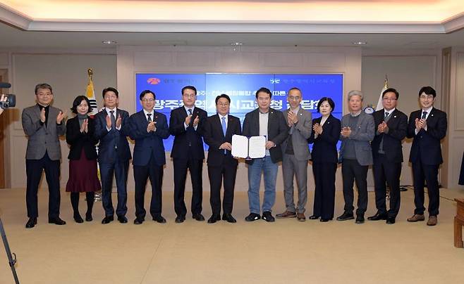 강기정 광주광역시장(왼쪽에서 여섯 번째)과 이정선 광주광역시교육감(일곱 번째)이 7일 광주시청 비즈니스룸에서 '광주·전남 대통합 성공과 교육혁신을 위한 공동 선언문'을 발표한 뒤 관계자들과 기념사진을 촬영하고 있다. 광주광역시·광주광역시교육청 제공