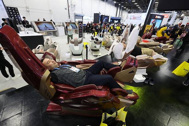 6일(현지시간) 'CES 2026' 바디프랜드 전시 공간에서 관람객들이 안마기 체험을 하고 있다. 뉴스1