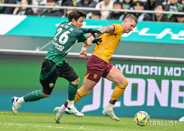 홍정호(왼쪽, 전북 현대), 프리드욘슨(오른쪽, 광주FC). 서형권 기자