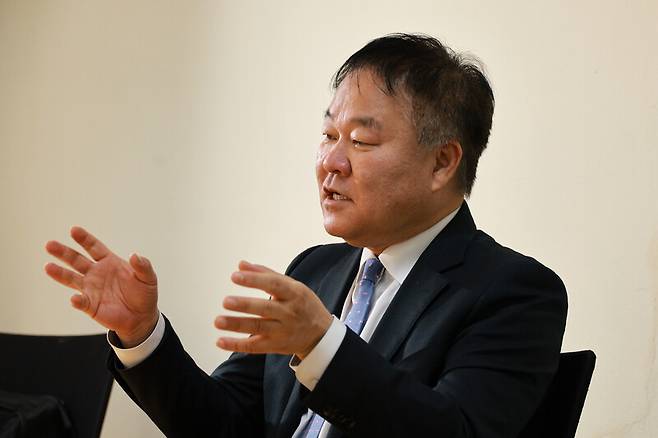 김학균 신영증권 리서치센터장이 지난달 22일 서울 마포구 한겨레신문사에서 인터뷰를 하고 있다. 정용일 선임기자 yongil@hani.co.kr