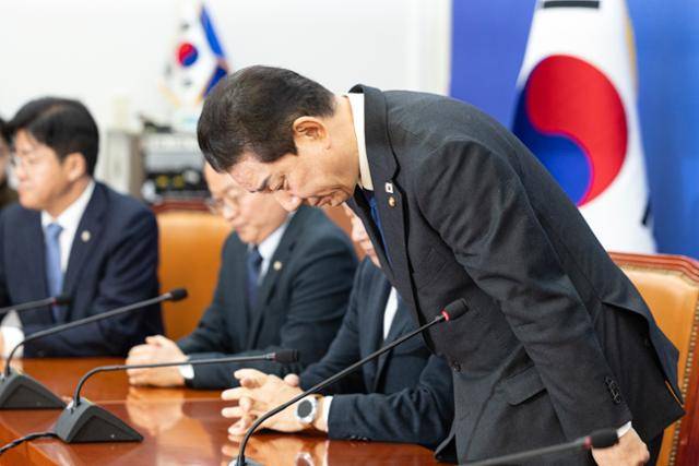 김병기 더불어민주당 의원이 지난달 30일 국회에서 열린 원내대책회의에서 본인과 가족을 둘러싼 각종 특혜·갑질 의혹에 대해 입장을 밝히기 전 고개 숙여 사과하고 있다. 김 의원은 이날 원내대표직에서 사퇴했다. 뉴스1