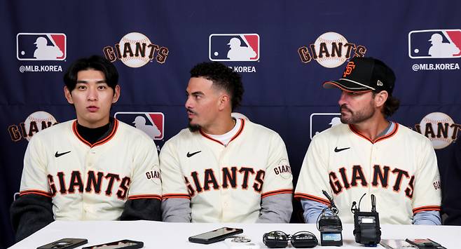 <yonhap photo-3408="">미국 프로야구 메이저리그(MLB) 샌프란시스코 자이언츠 이정후가 6일 서울 종로구 누하동에서 기자회견을 하고 있다. 왼쪽부터 이정후, 윌리 아다메스, 토니 바이텔로 감독. 사진=연합뉴스</yonhap>
