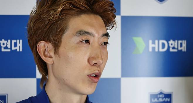 <yonhap photo-2500=""> 선수단 대표로 각오 밝히는 조현우 (영종도=연합뉴스) 김인철 기자 = 울산HD 골키퍼 조현우가 6일 인천국제공항 제2여객터미널에서 동계 전지훈련 출국에 앞서 인터뷰를 하고 있다. 2026.1.6 yatoya@yna.co.kr/2026-01-06 11:38:57/ 연합뉴스</yonhap>