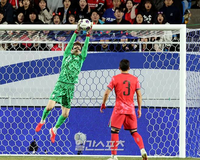 홍명보 감독이 이끄는 축구대표팀이 25일 오후 수원월드컵경기장에서 요르단과 ‘2026 FIFA 북중미월드컵 아시아 지역 3차 예선을 펼쳤다. 대표팀 GK 조현우가 요르단 슈팅을 잡아내고있다. 수원=정시종 기자 capa@edaily.co.kr /2025.03.25.