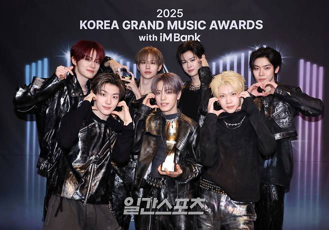 ‘2025 코리아 그랜드 뮤직 어워즈 with iM뱅크’(2025 KGMA) 둘째날 뮤직데이가 15일 오후 인천 영종도 인스파이어 아레나에서 펼쳐졌다. 클로즈유어아이즈가 수상 후 트로피 세리머니를 하고 있다. 영종도(인천)=KGMA특별취재단/2025.11.15./