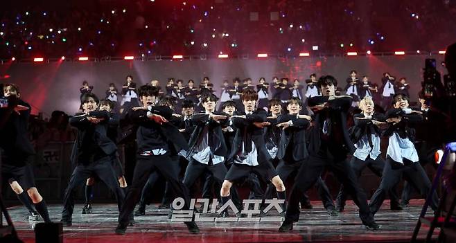 [2024 KGMA] 16일 인천 중구 운서동 인스파이어 아레나에서 열린 '2024 코리아그랜드뮤직어워즈(KGMA)' 첫째날 아티스트데이에서 프로젝트7이 멋진 무대를 꾸미고 있다.&nbsp; 영종도(인천)=KGMA특별취재반 /2024.11.16/