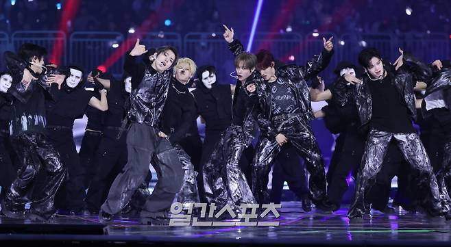 ‘2025 코리아 그랜드 뮤직 어워즈 with iM뱅크’(2025 KGMA) 둘째날 뮤직데이가 15일 오후 인천 영종도 인스파이어 아레나에서 펼쳐졌다. 그룹 클로즈 유어 아이즈가 공연을 펼치고 있다.  영종도(인천)=KGMA특별취재단/2025.11.15./