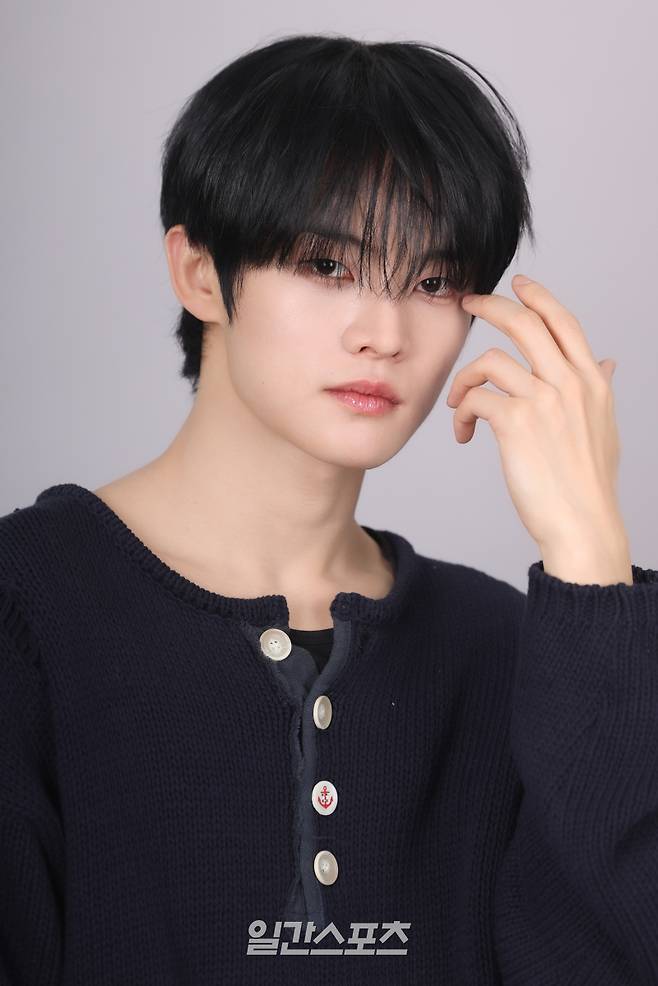 그룹 클로즈 유어 아이즈 전민욱이 29일 오후 서울 중구 순화동 KG타워에서 진행된 일간스포츠와의 인터뷰에 앞서 포즈를 취하고 있다. 서병수 기자 qudtn@edaily.co.kr /2025.12.29/