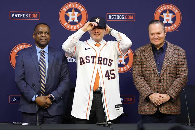 <yonhap photo-1898=""> HOUSTON, TEXAS - JANUARY 05: Tatsuya Imai poses with general manager Dana Brown of the Houston Astros (L) and agent Scott Boras (R) during an introductory press conference after signing a contract with the Houston Astros at Daikin Park on January 05, 2026 in Houston, Texas. Alex Slitz/Getty Images/AFP (Photo by Alex Slitz / GETTY IMAGES NORTH AMERICA / Getty Images via AFP)/2026-01-06 09:48:43/ <저작권자 ⓒ 1980~2026 ㈜연합뉴스. 무단 전재 재배포 금지, AI 학습 및 활용 금지></yonhap>
