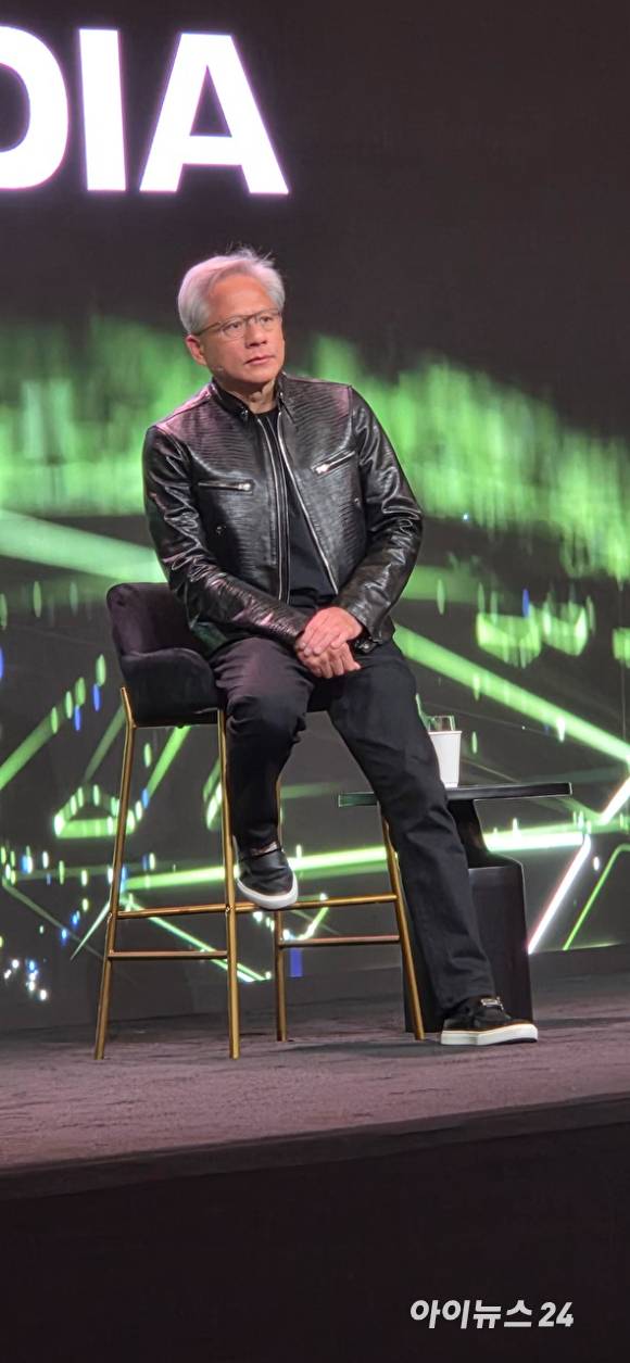 6일(현지시간) 미국 라스베이거스 퐁텐블로 호텔에서 열린 프레스 Q&A에서 젠슨 황 엔비디아 CEO가 취재진의 질문을 듣고 있다.  [사진=박지은 기자]