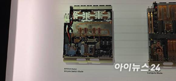 엔비디아가 CES 2026 기간 퐁텐블로 호텔에 전시한 'NV링크 스위치 블레이드' [사진=박지은 기자]