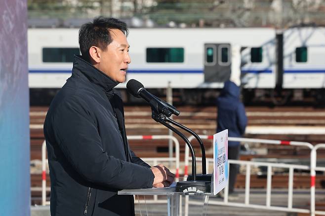 지난해 12월 3일 오세훈 서울시장이 서울 노원구 서울교통공사 창동차량기지에서 열린 진접차량기지 시험운행 개시 기념행사에서 기념사를 하고 있다. 연합뉴스