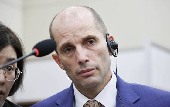 해럴드 로저스 쿠팡 임시대표가 지난달 31일 오전 국회에서 열린 '쿠팡 침해사고 및 개인정보 유출, 불공정 거래, 노동환경 실태 파악과 재발 방지 대책 마련을 위한 청문회'에서 통역의 설명을 듣고 있다. 임현동 기자