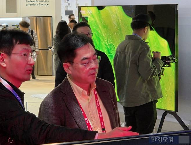 박형세 LG전자 MS사업본부장(사장)이 6일 미국 라스베이거스 컨벤션센터(LVCC)에서 열린 'CES 2026' 전시 현장을 찾아 TCL 전시공간을 둘러보고 있다. 사진=김대영 기자