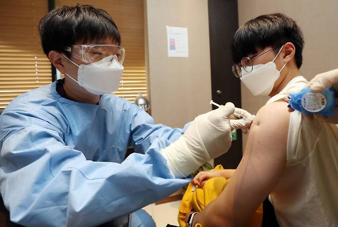 2021년 10월 충북 청주시 흥덕구 가경동 소재 이비인후과에서 한 학생이 백신 접종을 하고 있다. /사진=연합뉴스