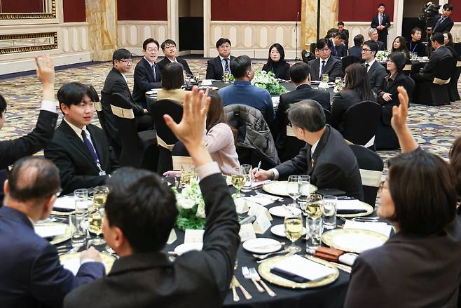 중국을 국빈방문 중인 이재명 대통령이 7일 상하이의 한 호텔에서 열린 순방 기자단 오찬 간담회에서 취재진의 질문을 받고 있다. / 사진=연합뉴스