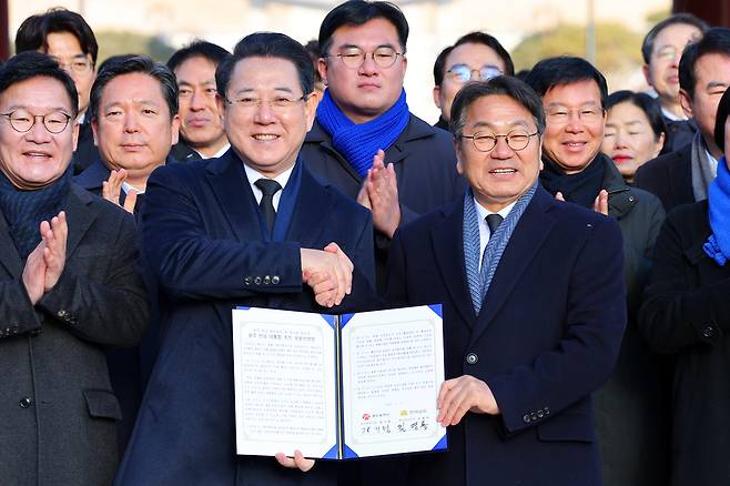 지난 2일 오전 광주 북구 운정동 국립 5·18 민주묘지에서 강기정 광주시장·김영록 전남지사가 광주·전남 행정통합 선언문을 발표한 뒤 기념사진을 찍고 있다. 연합뉴스