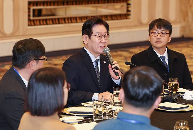 중국을 국빈방문 중인 이재명 대통령이 7일 상하이에서 열린 순방 기자단 오찬 간담회에서 발언하고 있다. 연합뉴스