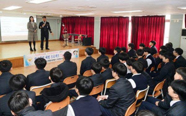 부산 해운대경찰서 소속 경관이 한 중학교에서 학교폭력 예방 교육을 하는 모습. 국제신문 DB